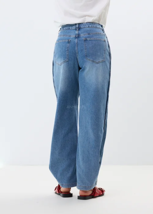Niebieskie jeansy damskie o szerokim kroju z wysokim stanem i luźnymi nogawkami. Model wide leg z delikatnym spraniem.