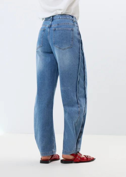 Niebieskie jeansy damskie o szerokim kroju z wysokim stanem i luźnymi nogawkami. Model wide leg z delikatnym spraniem.