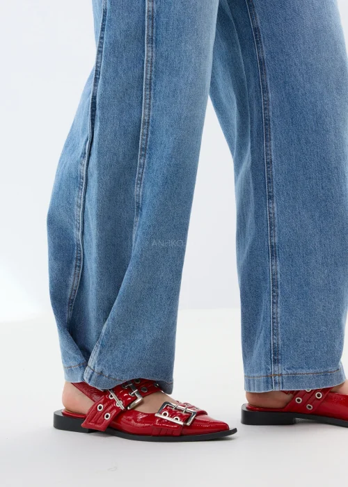 Niebieskie jeansy damskie o szerokim kroju z wysokim stanem i luźnymi nogawkami. Model wide leg z delikatnym spraniem.