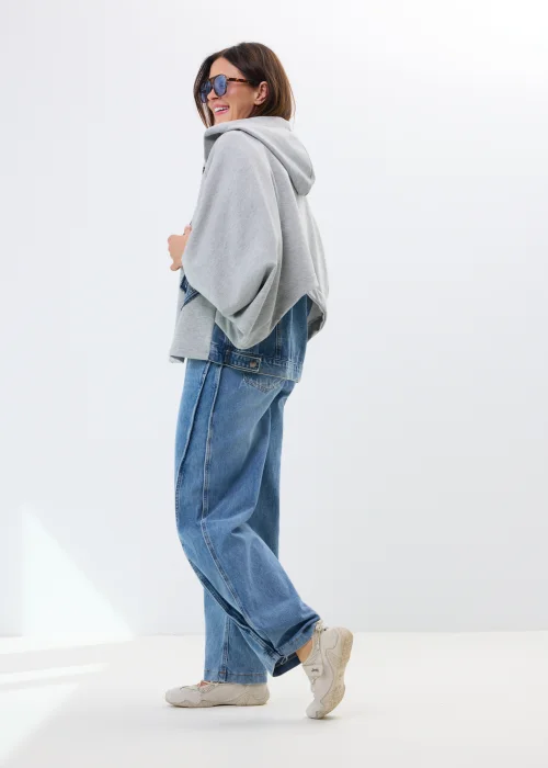 Niebieskie jeansy damskie o szerokim kroju z wysokim stanem i luźnymi nogawkami. Model wide leg z delikatnym spraniem.