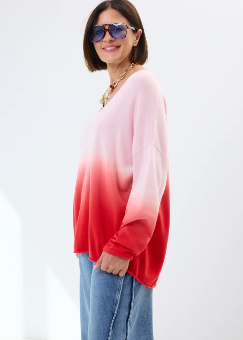 Cienki sweter damski oversize z efektem ombre w odcieniach pudrowego różu i intensywnej czerwieni. Lekki model z szerokim dekoltem.