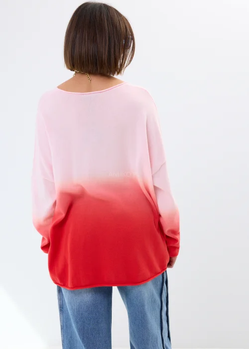 Cienki sweter damski oversize z efektem ombre w odcieniach pudrowego różu i intensywnej czerwieni. Lekki model z szerokim dekoltem.