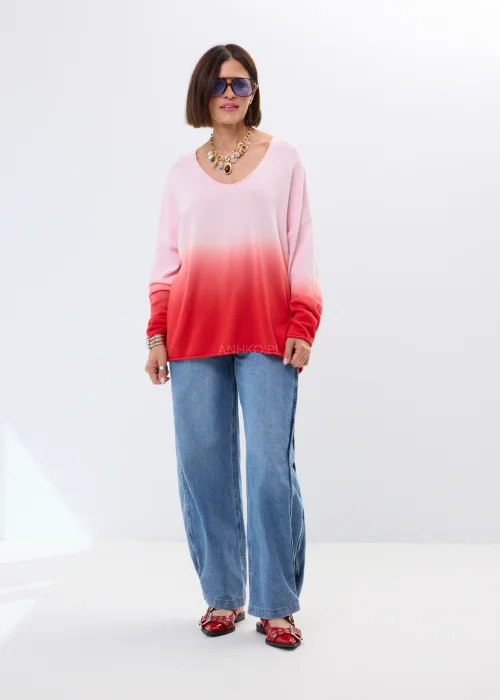 Cienki sweter damski oversize z efektem ombre w odcieniach pudrowego różu i intensywnej czerwieni. Lekki model z szerokim dekoltem.