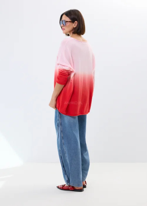 Cienki sweter damski oversize z efektem ombre w odcieniach pudrowego różu i intensywnej czerwieni. Lekki model z szerokim dekoltem.