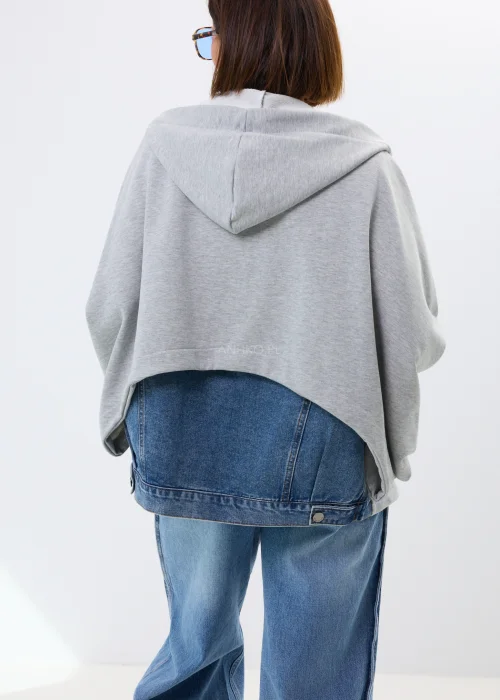 Szara bluza oversize z kapturem i jeansowymi kieszeniami. Luźny fason oraz surowe denimowe detale nadają całości casualowego, miejskiego charakteru.