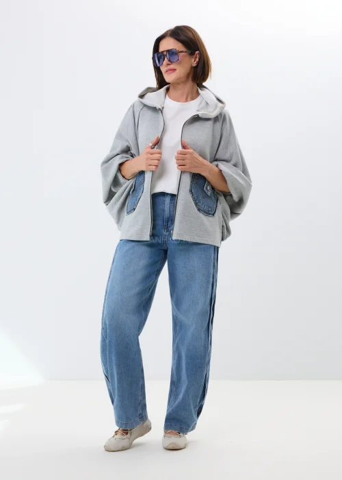 Szara bluza oversize z kapturem i jeansowymi kieszeniami. Luźny fason oraz surowe denimowe detale nadają całości casualowego, miejskiego charakteru.