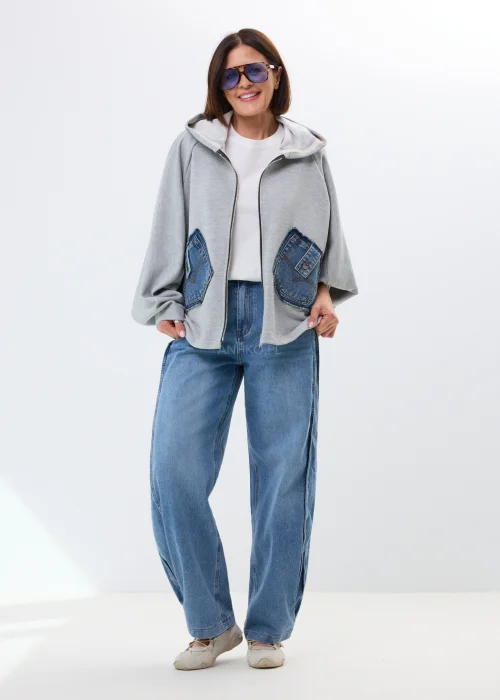 Szara bluza oversize z kapturem i jeansowymi kieszeniami. Luźny fason oraz surowe denimowe detale nadają całości casualowego, miejskiego charakteru.