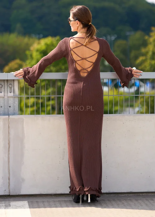 Długa brązowa sukienka damska w prążek z długim rękawem i falbaną, klasyczna elegancja moda boho