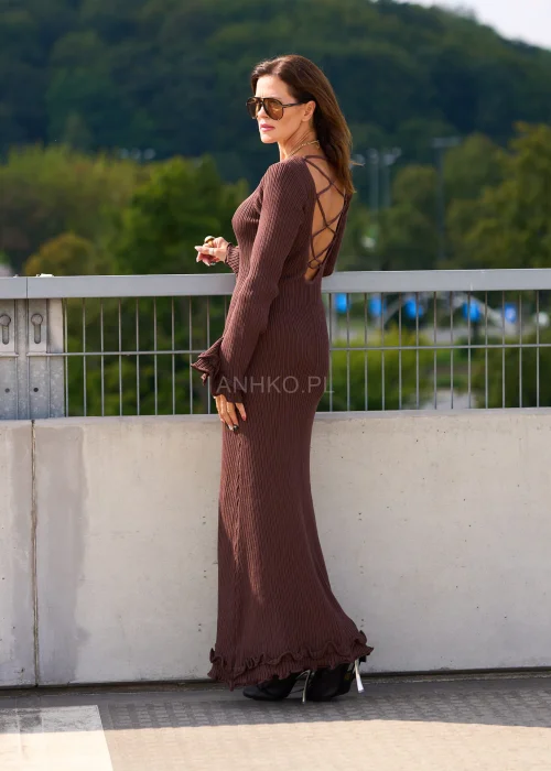 Długa brązowa sukienka damska w prążek z długim rękawem i falbaną, klasyczna elegancja moda boho