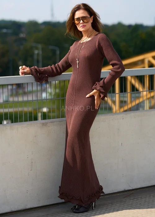 Długa brązowa sukienka damska w prążek z długim rękawem i falbaną, klasyczna elegancja moda boho