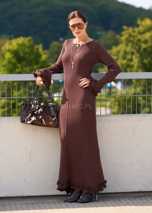 Długa brązowa sukienka damska w prążek z długim rękawem i falbaną, klasyczna elegancja moda boho