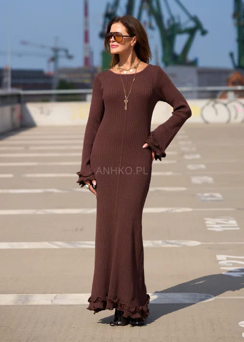 Długa brązowa sukienka damska w prążek z długim rękawem i falbaną, klasyczna elegancja moda boho