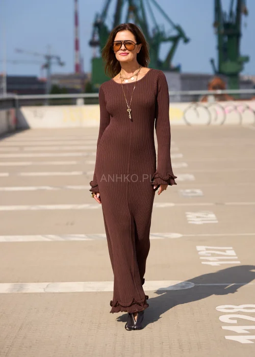 Długa brązowa sukienka damska w prążek z długim rękawem i falbaną, klasyczna elegancja moda boho