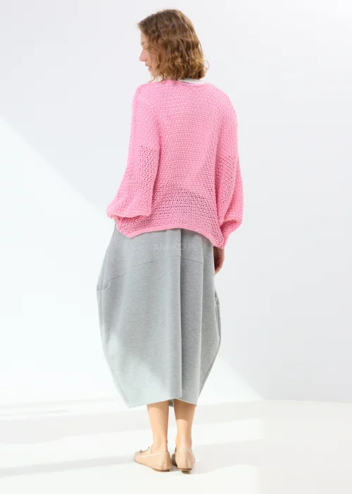 Szara spódnica midi o bombkowym kroju z elastyczną talią i dużymi kieszeniami. Model z miękkiej dzianiny wyróżnia się nowoczesnym, oversize’owym fasonem.