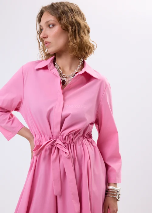 Efektowny naszyjnik charms w srebrnym kolorze z dekoracyjnymi zawieszkami i kolorowymi detalami. Wyrazisty dodatek inspirowany stylem boho i biżuterią vintage