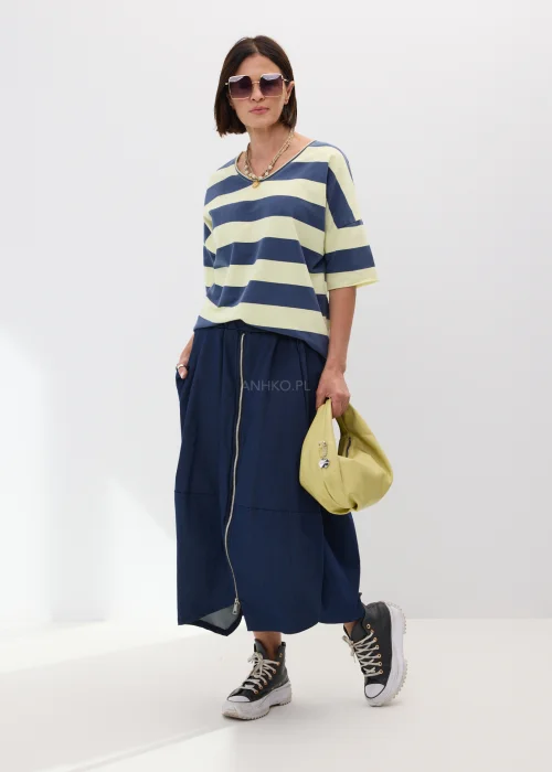 Miękka limonkowa torebka damska z regulowanym paskiem i minimalistycznym fasonem. Pastelowy model w street casualowym stylu do codziennych stylizacji.