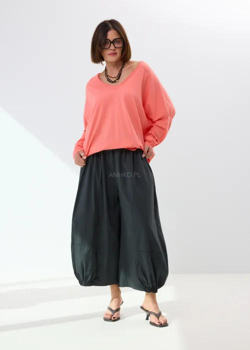 Oversize’owa bluzka damska w jasnoróżowym odcieniu z dekoltem V-neck i luźnym fasonem. Miękko układa się na sylwetce, tworząc wygodną stylizację z szerokimi spodniami lub spódnicą maxi w casualowym stylu.