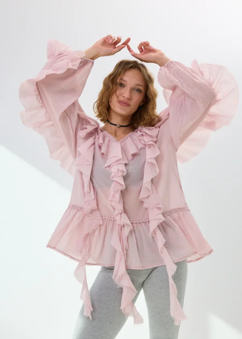 Pudroworóżowa bluzka damska z falbanami i luźnym fasonem boho. Zwiewny model z szerokimi rękawami i romantycznym wykończeniem przyciąga uwagę efektownymi detalami.