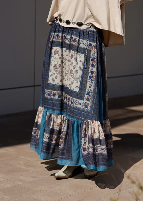 Długa spódnica boho maxi w niebiesko-beżowy wzór patchworkowy z falbaną i zwiewnym fasonem.