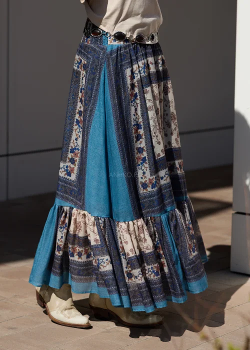 Długa spódnica boho maxi w niebiesko-beżowy wzór patchworkowy z falbaną i zwiewnym fasonem.