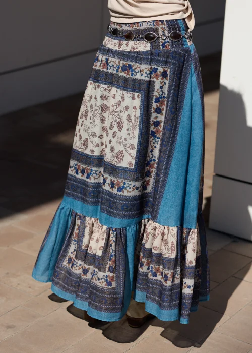 Długa spódnica boho maxi w niebiesko-beżowy wzór patchworkowy z falbaną i zwiewnym fasonem.