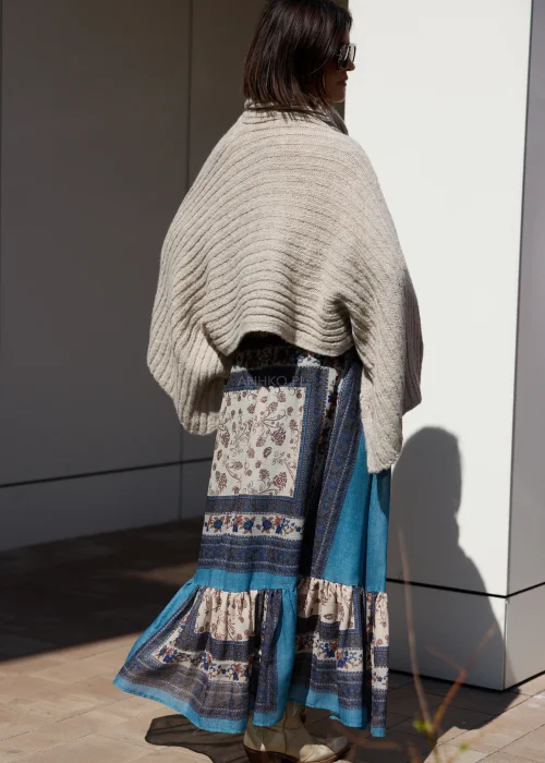 Długa spódnica boho maxi w niebiesko-beżowy wzór patchworkowy z falbaną i zwiewnym fasonem.