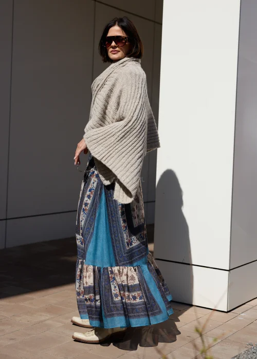 Długa spódnica boho maxi w niebiesko-beżowy wzór patchworkowy z falbaną i zwiewnym fasonem.