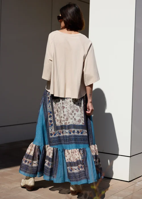 Damska beżowa bluzka oversize z szerokim rękawem i minimalistycznym fasonem w stylizacji boho.