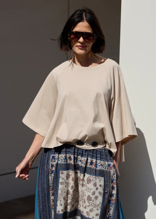 Damska beżowa bluzka oversize z szerokim rękawem i minimalistycznym fasonem w stylizacji boho.