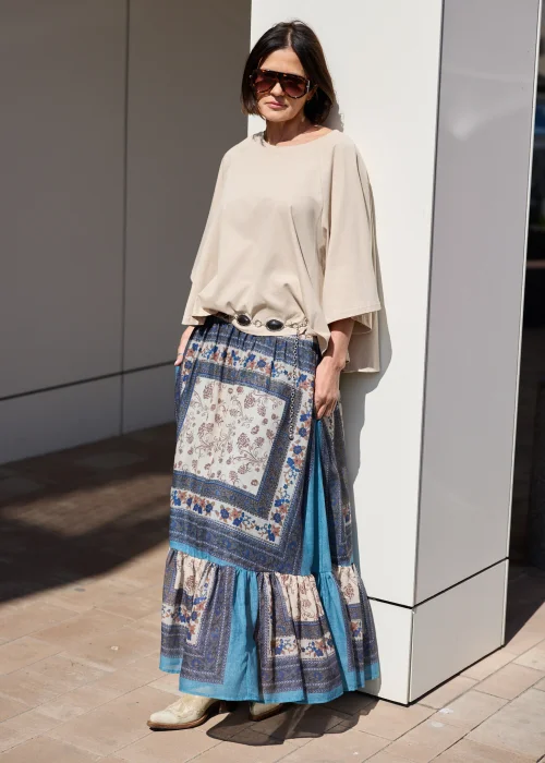 Damska beżowa bluzka oversize z szerokim rękawem i minimalistycznym fasonem w stylizacji boho.