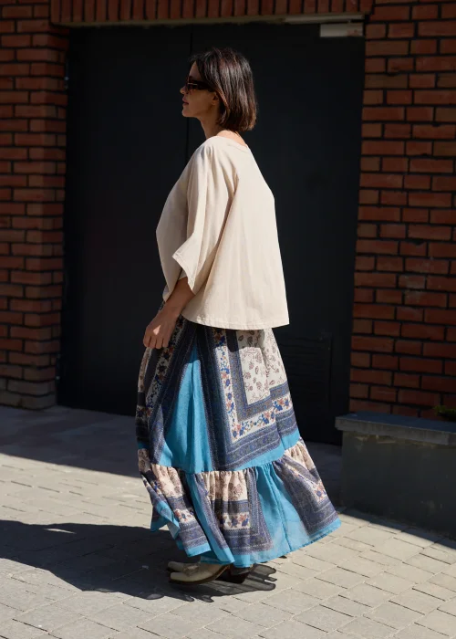 Damska beżowa bluzka oversize z szerokim rękawem i minimalistycznym fasonem w stylizacji boho.