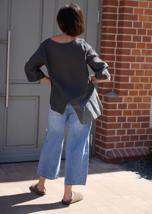 Jeansowe spodnie wide leg z naszywkami moro i luźnym fasonem w miejskiej casualowej stylizacji.