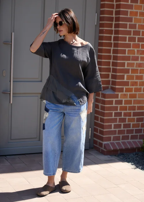 Jeansowe spodnie wide leg z naszywkami moro i luźnym fasonem w miejskiej casualowej stylizacji.