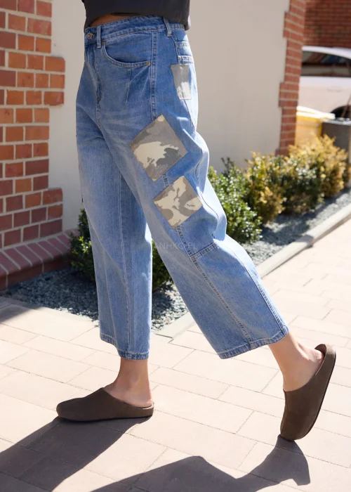 Jeansowe spodnie wide leg z naszywkami moro i luźnym fasonem w miejskiej casualowej stylizacji.