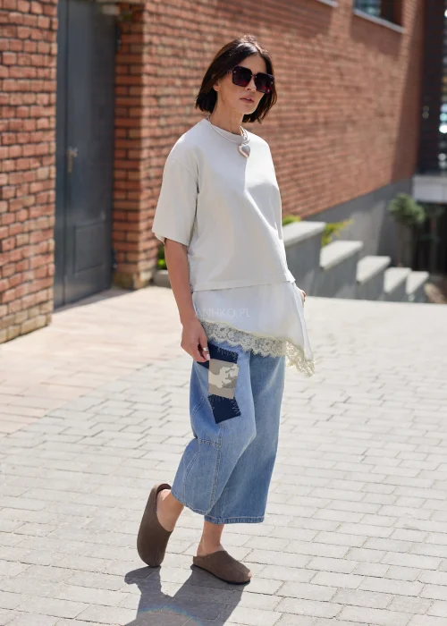 Jeansowe spodnie wide leg z naszywkami moro i luźnym fasonem w miejskiej casualowej stylizacji.
