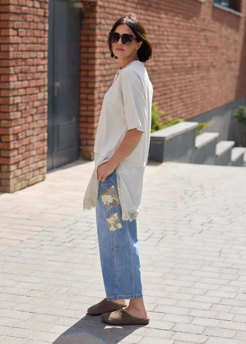 Jeansowe spodnie wide leg z naszywkami moro i luźnym fasonem w miejskiej casualowej stylizacji.