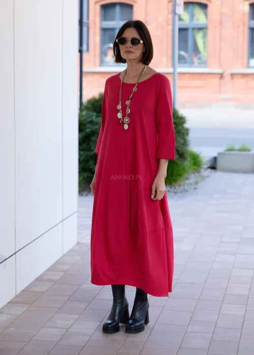 Sukienka maxi w intensywnym malinowym odcieniu o luźnym, oversize’owym fasonie. Model z rękawem 3/4 i miękko układającym się materiałem zapewnia swobodę ruchów
