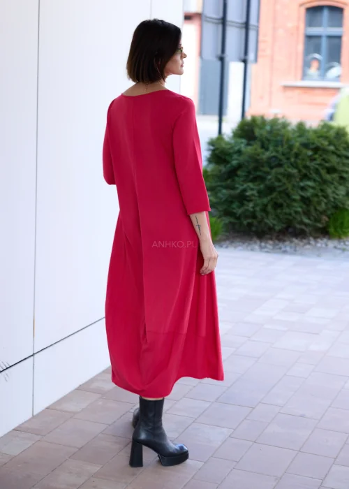 Sukienka maxi w intensywnym malinowym odcieniu o luźnym, oversize’owym fasonie. Model z rękawem 3/4 i miękko układającym się materiałem zapewnia swobodę ruchów