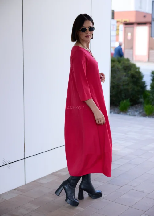 Sukienka maxi w intensywnym malinowym odcieniu o luźnym, oversize’owym fasonie. Model z rękawem 3/4 i miękko układającym się materiałem zapewnia swobodę ruchów