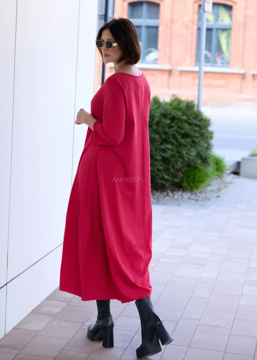 Sukienka maxi w intensywnym malinowym odcieniu o luźnym, oversize’owym fasonie. Model z rękawem 3/4 i miękko układającym się materiałem zapewnia swobodę ruchów