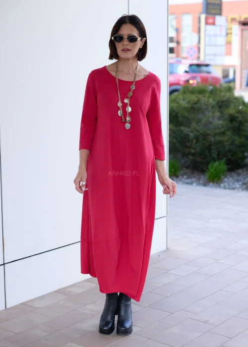 Sukienka maxi w intensywnym malinowym odcieniu o luźnym, oversize’owym fasonie. Model z rękawem 3/4 i miękko układającym się materiałem zapewnia swobodę ruchów