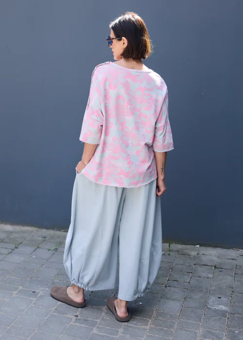 Bluzka oversize w szaro-różowe kwiaty z rękawem 3/4 w lekkiej, kobiecej stylizacji.