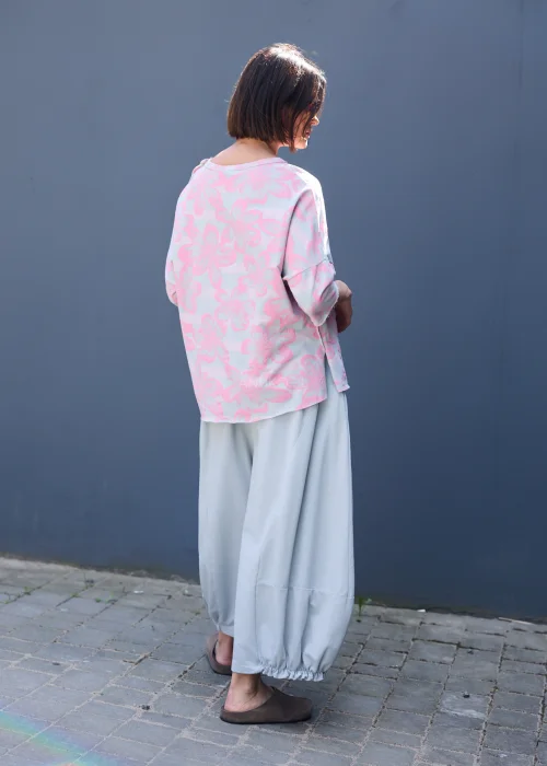 Bluzka oversize w szaro-różowe kwiaty z rękawem 3/4 w lekkiej, kobiecej stylizacji.