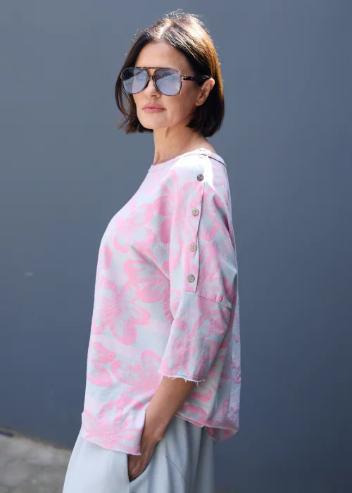 Bluzka oversize w szaro-różowe kwiaty z rękawem 3/4 w lekkiej, kobiecej stylizacji.