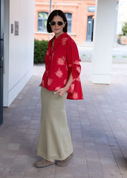 Spódnica maxi w odcieniu jasnego khaki z elastyczną talią i minimalistycznym fasonem. Wygodny model z kieszeniami idealny do casualowych i miejskich stylizacji.