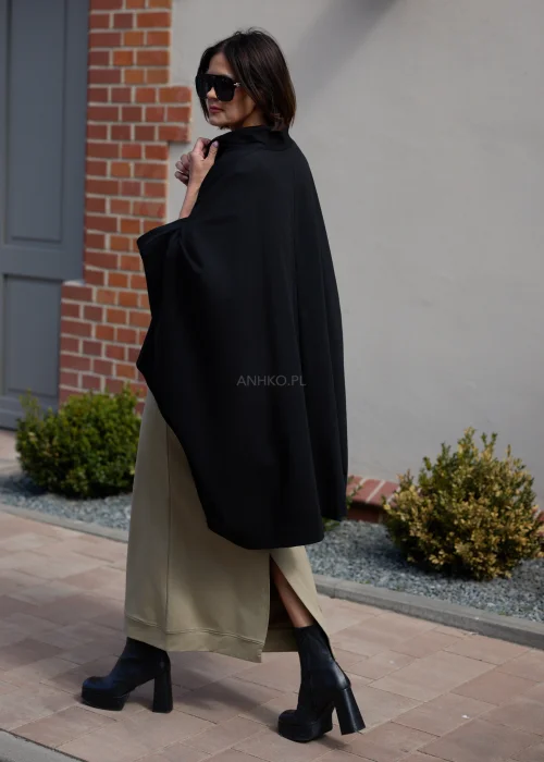 Lekki damski płaszcz oversize w kolorze czarnym o kroju kimono z szerokimi rękawami i minimalistycznym zapięciem na guziki.