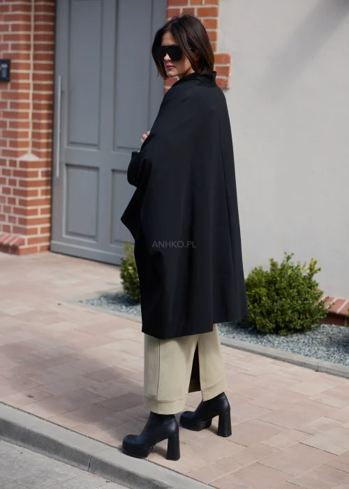 Lekki damski płaszcz oversize w kolorze czarnym o kroju kimono z szerokimi rękawami i minimalistycznym zapięciem na guziki.