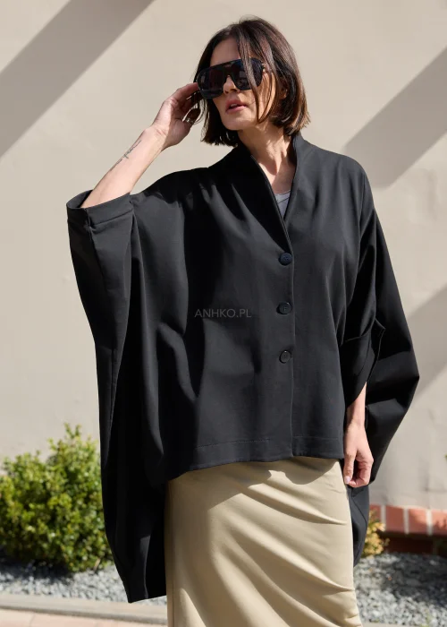 Lekki damski płaszcz oversize w kolorze czarnym o kroju kimono z szerokimi rękawami i minimalistycznym zapięciem na guziki.