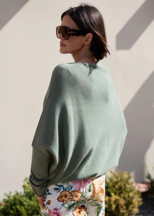 Sweter oversize w odcieniu avocado z miękkiej dzianiny, o luźnym fasonie i szerokim dekolcie. Kobiecy model z długim rękawem idealny do casualowych i warstwowych stylizacji.