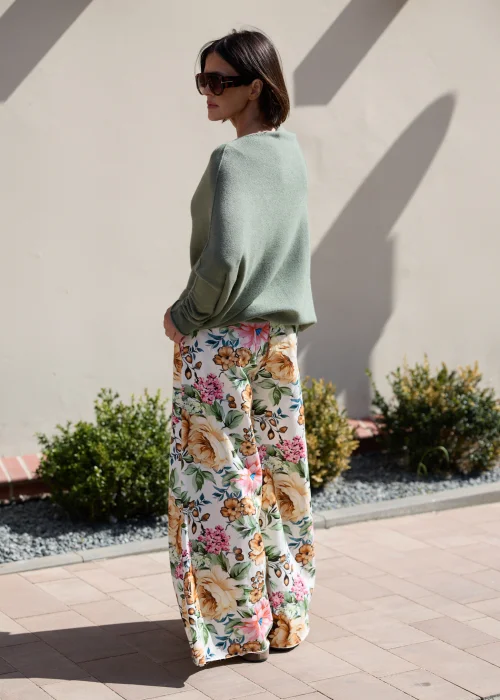 Sweter oversize w odcieniu avocado z miękkiej dzianiny, o luźnym fasonie i szerokim dekolcie. Kobiecy model z długim rękawem idealny do casualowych i warstwowych stylizacji.